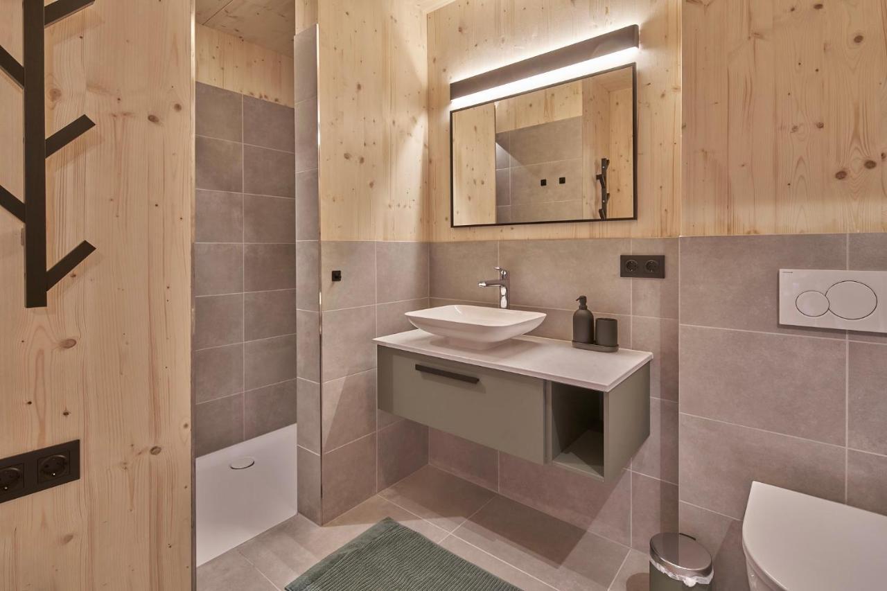 Black Forest Lodges - Gehobene Ferienwohnungen Mit Privatsaunas Tulfes Bagian luar foto